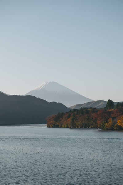 白天山河景观航拍